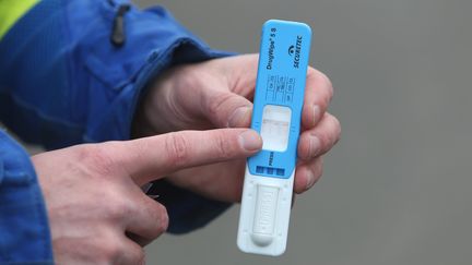 Un gendarme brandit un test salivaire de dépistage de drogue le 20 décembre 2013 à Moval (Territoire de Belfort). (MAXPPP)