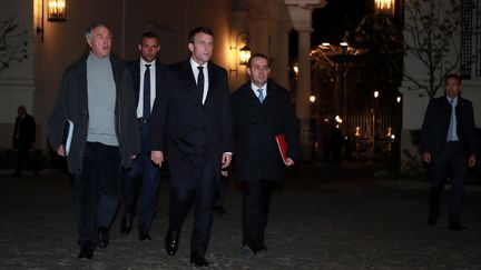 Emmanuel Macron lors de son arrivée à la cellule de crise du ministère de l'Intérieur à Paris, le 16 mars 2019. (CHRISTOPHE PETIT TESSON / POOL / EPA POOL)