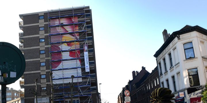 Le plasticien français Guillaume Bottazzi brosse depuis un mois une peinture géante à Bruxelles, novembre 2016
 (EMMANUEL DUNAND / AFP)