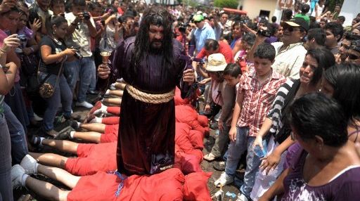 Les "Talsiguines" de Texistepeque au Salvador, le 2 avril 2012. (JOSE CABEZAS / AFP)