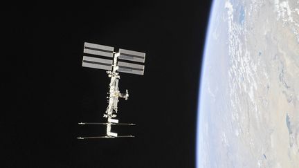 Photo de la NASA obtenue le 4 novembre 2018 montrant la Station spatiale internationale photographiée par les membres de l'équipage de l'Expédition 56 depuis un vaisseau spatial Soyouz après le désamarrage. (HO / NASA)