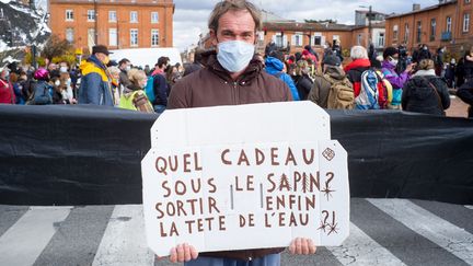 La crise sanitaire a plongé de nombreuses familles dans la précarité. Photo d'illustration d'un manifestant, le 5 décembre 2020 à Toulouse, lors de la journée unitaire contre la réforme de l'assurance chômage et la précarité.&nbsp; (PATRICIA HUCHOT-BOISSIER / HANS LUCAS / HANS LUCAS VIA AFP)