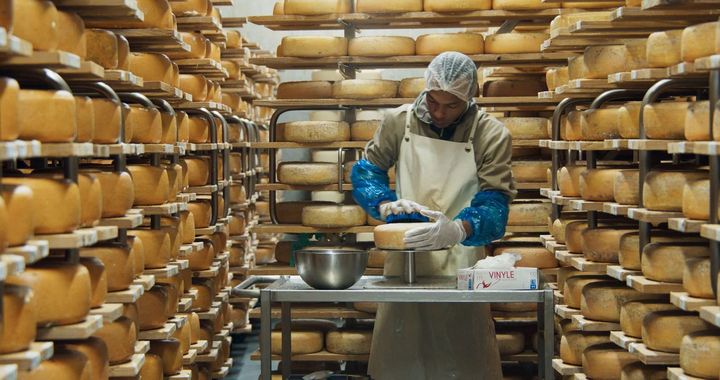 Une séquence de "Menus-Plaisirs Les Troisgros", lors de la visite chez un affineur de fromages. (METEORE FILMS)