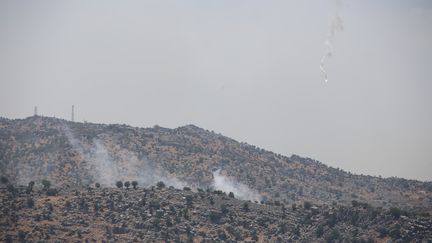 De la fumée&nbsp;causée par des tirs d'artillerie israéliens, dans le sud du Liban, le 6 août 2021. (RAMIZ DALLAH / ANADOLU AGENCY / AFP)