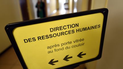 Panneau dans un couloir d'une entreprise indiquant le bureau de la DRH. Photo d'illustration. (ALEXANDRE MARCHI / MAXPPP)