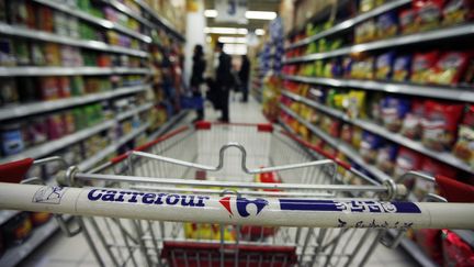 Un client pousse un chariot dans un magasin Carrefour de Pékin, le 4 décembre 2011. (ZHEYANG SOOHOO / REUTERS)