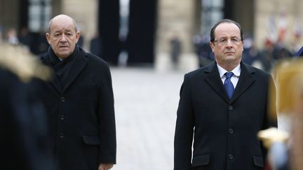 Le pr&eacute;sident de la R&eacute;publique, Fran&ccedil;ois Hollande, et son ministre de la D&eacute;fense, Jean-Yves Le Drian, le 26 novembre 2013 aux Invalides, &agrave; Paris. ( PATRICK KOVARIK / AFP)