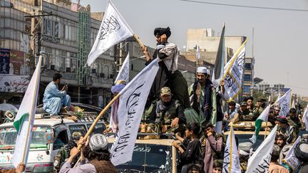 Un convoi de talibans lors de la célébration du troisième anniversaire de la prise de contrôle de l'Afghanistan par les talibans, à Herat, le 14 août 2024. (MUSTAFA NOORI / MIDDLE EAST IMAGES / AFP)