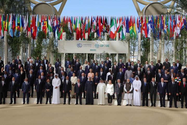 Les chefs d'Etat participant à la COP28 posent pour une "photo de famille", le 1er décembre 2023 à Dubaï (Emirats arabes unis). (GIUSEPPE CACACE / AFP)