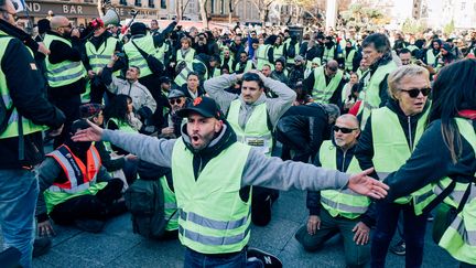 Manifestation de "gilets jaunes" à Marseille, le 8 décembre 2018. (LAURENT LE CRABE / HANS LUCAS)