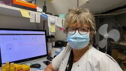 Sendra, pharmacienne depuis 35 ans, dans l'officine où elle travaille à Noisy-le-Grand (Seine-Saint-Denis), le 23 juillet 2020.&nbsp; (BORIS LOUMAGNE / RADIO FRANCE)