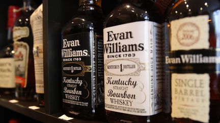 Les bouteilles de Bourbon en provenance des USA sont plus chères depuis un an à cause de l'augmentation des taxes sur décision de la Commission européenne. (SEAN GALLUP / GETTY IMAGES EUROPE)