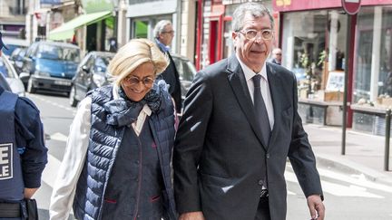 Isabelle et Patrick Balkany, aux obs&egrave;ques de la chanteuse Patachou, &agrave; Levallois-Perret (Hauts-de-Saine), le 7 mai 2015.&nbsp; (CITIZENSIDE / YANN KORBI / AFP)