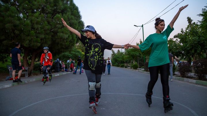 Deux femmes se promènent sans voile à Téhéran (Iran), le 22 août 2023. (HOSSEIN BERIS / MIDDLE EAST IMAGES / AFP)