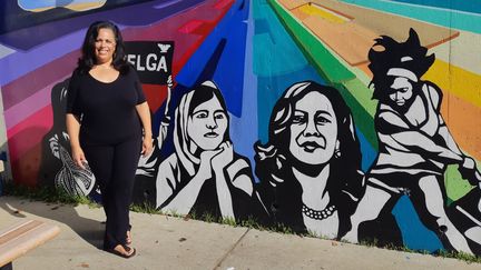 Une fresque avec&nbsp;le portrait de Kamala Harris (visage au centre) à été peinte sur un mur de&nbsp;la Thousand Oaks Elementary School à Berkeley, fréquentée par la vice-présidente dans les années 70. A gauche, Carole Porter, une ancienne camarade de classe. (JEROME JADOT / RADIO FRANCE)