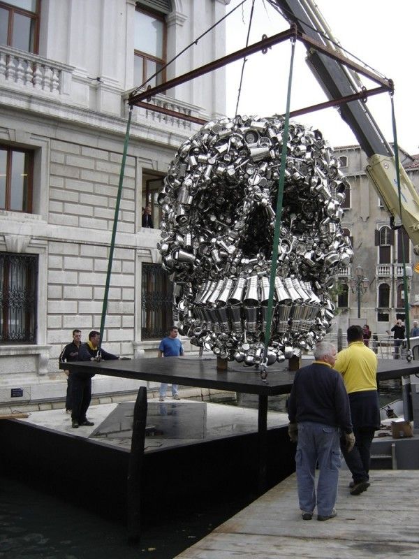 L'installation de l'oeuvre "Very Hungry God" de Subodh Gupta au Palazzo Grassi de Venise. 
 (CHD Art production )