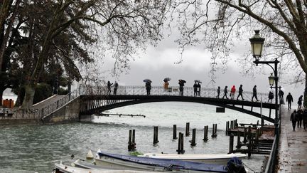 Dans les rues d'Annecy (Haute-Savoie), le 29 décembre 2021. (MAXPPP)