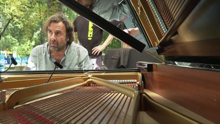 André Manoukian au festival "Un piano sous les arbres", le 27 août 2022 (France 3 Languedoc-Roussillon)