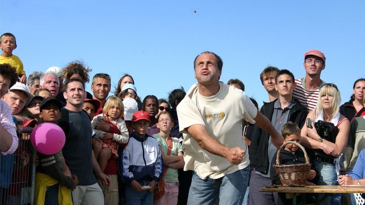 Alain Jourden, ici en 2005, est le recordman de crachat de bigorneau, avec un jet &agrave; 10,57 m. (Y. MEAR / LE TELEGRAMME / MAXPPP)