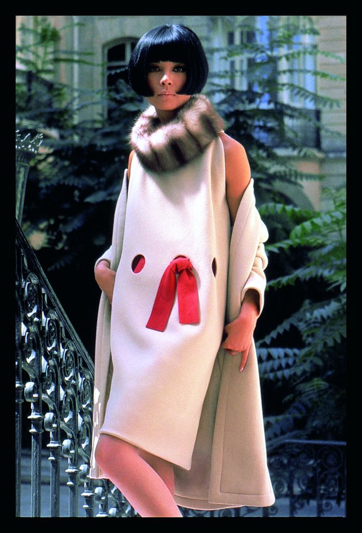 Manteau et robe de cocktail en crêpe de laine à trous avec ceinture en daim et encolure en zibeline, 1965 (Yoshi Takata_Courtesy of Pierre Pelegry)