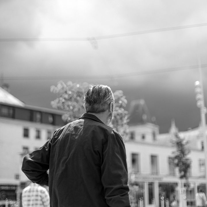 Mathieu Lejeune, policier à la brigade criminelle.&nbsp;Il est ici photographié par David Fritz-Goeppinger, qui était l'un des otages&nbsp;du Bataclan, le 13 novembre 2015. (DAVID FRITZ-GOEPPINGER POUR FRANCEINFO)