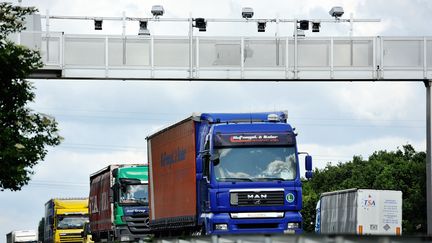 Un portail &eacute;cotaxe pr&egrave;s d'Armenti&egrave;res (Nord), le 27 juin 2013. (PHILIPPE HUGUEN / AFP)