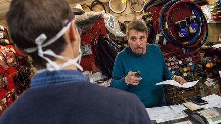 Dans un magasin de réparation de vélos, à Montauban (Tarn-et-Garonne), le 13 mai 2020. (PATRICIA HUCHOT-BOISSIER / HANS LUCAS / AFP)