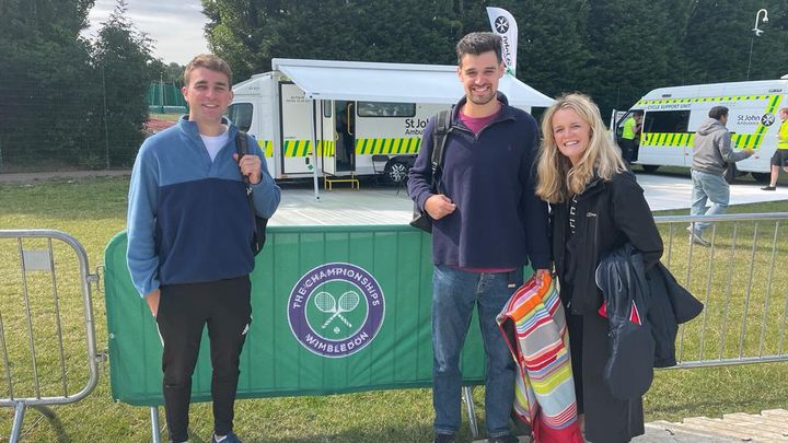 De gauche à droite : Grory, Mihir et Holly, trois amis âgés de 25 à 28 ans qui participent à leur première queue, à Wimbledon, le 4 juillet. (APOLLINE MERLE / FRANCEINFO SPORT)