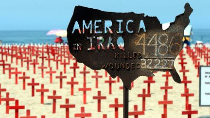 Installation d&eacute;non&ccedil;ant le nombre de morts et de bless&eacute;s am&eacute;ricains pendant la guerre en Irak &agrave; Santa Monica (Californie, Etats-Unis), le 30 juin 2013. (MAXPPP)