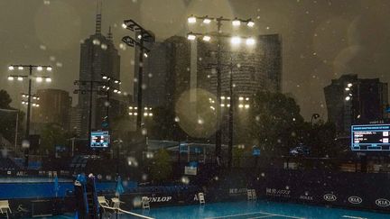 La pluie s'abat sur Melbourne, en Australie,&nbsp;dans la nuit du&nbsp;15 au 16 janvier 2020.&nbsp; (SCOTT BARBOUR / AFP)