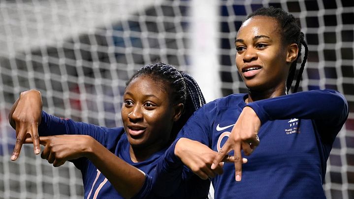 Kadidiatou Diani et Marie-Antoinette Katoto apportant leur soutien à Aminata Diallo lors d'une célébration de but après l'agression de Kheira Hamraoui, le 22 février 2022. (FRANCK FIFE / AFP)