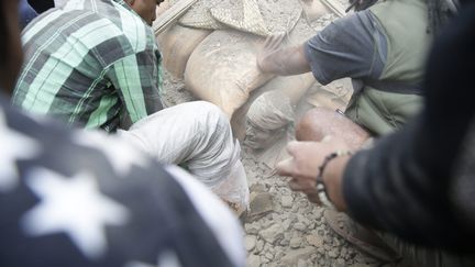 A Katmandou, habitants et secours tentent de venir en aide aux victimes,&nbsp;pi&eacute;g&eacute;es sous les d&eacute;combres.&nbsp; (NARENDRA SHRESTHA / MAXPPP)