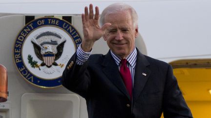 Le vice-pr&eacute;sident am&eacute;ricain,&nbsp;Joe Biden, arrive &agrave; l'a&eacute;roport international&nbsp;de Mexico (Mexique), le 30 novembre 2012. (EDUARDO VERDUGO / AFP)