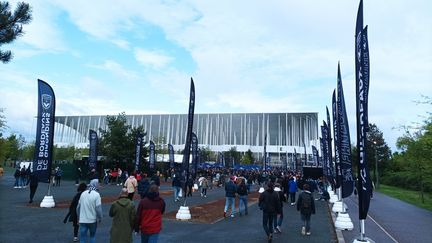 Le parvis du Matmut Atlantique de Bordeaux, quelques minutes avant le match contre Saint-Etienne, mercredi. (ELIO BONO / franceinfo: sport)