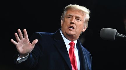 Donald Trump lors d'un meeting de campagne pour les élections au Sénat, le 5 décembre 2020, à Valdosta (Géorgie), aux Etats-Unis. (ANDREW CABALLERO-REYNOLDS / AFP)