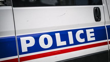 Une voiture de police photographiée à Paris, le 27 octobre 2023. Photo d'illustration. (XOSE BOUZAS / HANS LUCAS / AFP)