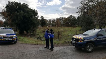 Des gendarmes surveillent un élevage soupçonné d'être un foyer de grippe aviaire, le 6 décembre 2020 dans les Landes. (MAXPPP)