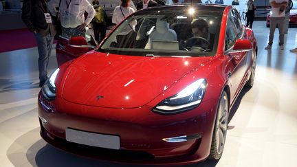 La Tesla model 3 est présentée au Mondial de l'Automobile de Paris, le 2 octobre 2018. (ERIC PIERMONT / AFP)