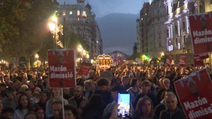 Dans les rues de Valence, en Espagne, la colère n’est pas près de retomber. Samedi 30 novembre, environ 100 000 personnes se sont rassemblées pour dénoncer la gestion des autorités lors des récentes inondations. (France 2)