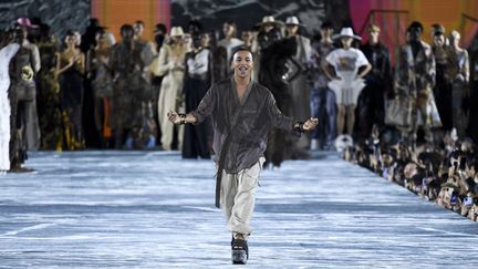 Le couturier Olivier Rousteing lors du final du défilé Balmain printemps-été 2024 à Paris le 28 septembre 2022 (JULIEN DE ROSA / AFP)