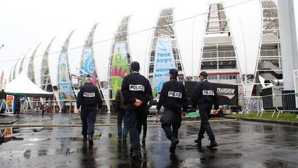 &nbsp; (Les policiers français patrouillent aux abords du stade de Porto Alegre © RF/GA)