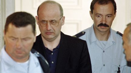 Jean-Claude Romand&nbsp;devant la cour d'assises de l'Ain, au palais de justice de Bourg-en-Bresse, le 25 juin 1996.&nbsp; (PHILIPPE DESMAZES / AFP)