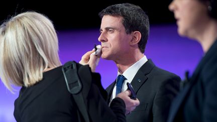 Manuel Valls est maquillé&nbsp;avant un débat télévisé entre les candidats à la primaire de la gauche, le 12 janvier 2017, à Paris. (CHAMUSSY / REA)