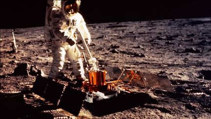 Mission spatiale Apollo 11. Le 21 juillet 1969, l'astronaute américain Buzz Aldrin, en train de mener des expériences avec le Passive Experiment Package (PSE) à la surface de notre satellite, sur une photo prise par Neil Armstrong après avoir tous deux descendu l'échelle du module lunaire "Eagle". Ils sont devenus les premiers hommes de l'histoire à poser le pied sur la surface de la Lune.
 (AFP / NASA)