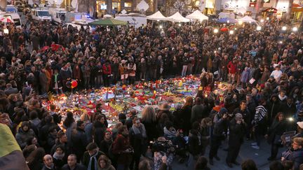 Des personnes sont rassemblées place de la Bourse à Bruxelles, le 23 mars 2016. (VINCENT KESSLER / REUTERS)