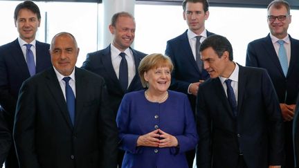 En haut, à gauche, le Premier ministre italien Giuseppe Conte, au centre, Angela Merkel. (YVES HERMAN / AFP)