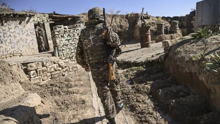 Un soldat arménien, le 22 octobre 2020,&nbsp;pendant les combats entre les forces arméniennes et azerbaïdjanaises&nbsp;dans la région sécessionniste du Haut-Karabakh.&nbsp; (ARIS MESSINIS / AFP)