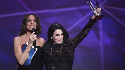 La chanteuse Yael Naim sur scène lors des 31e Victoires de la musique, vendredi 12 février 2016 à Paris. (BERTRAND GUAY / AFP)