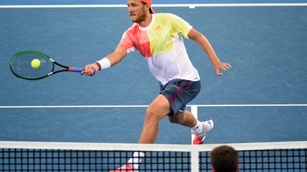 Le Français Lucas Pouille à la volée (SAEED KHAN / AFP)