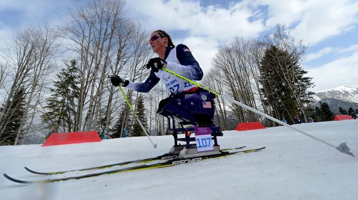 L'athl&egrave;te Tatyana McFadden lors de l'&eacute;preuve de ski de fond 12km &agrave; Sotchi (Russie), le 9 mars 2014. (KIRILL KUDRYAVTSEV / AFP)